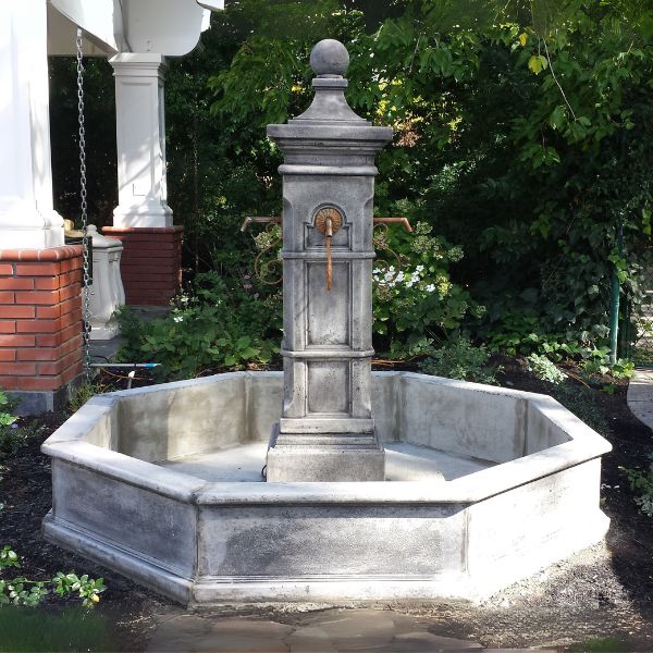 Aquitaine Pond Fountain in action.