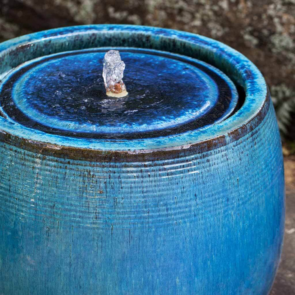 Boden fountain mediterranean blue in ruunning in action upclose.