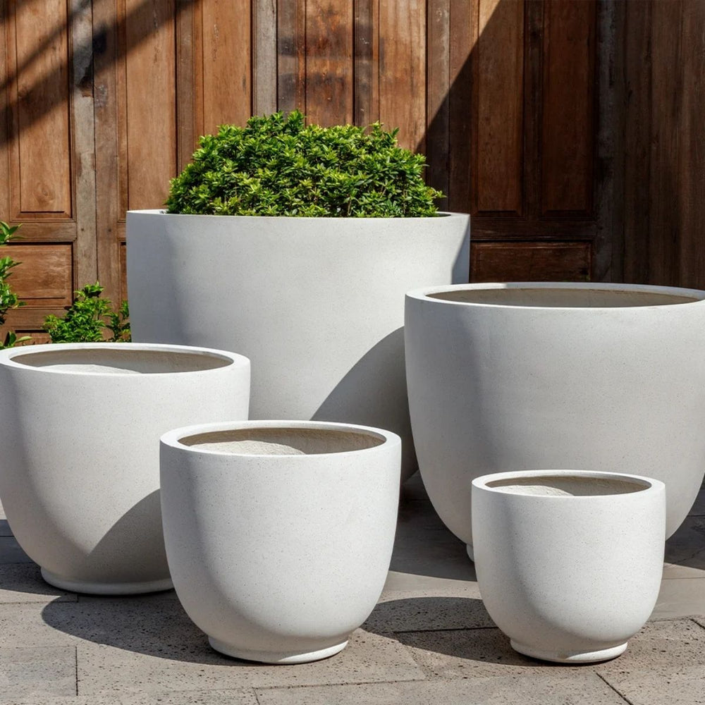 Danilo Planter in quartz premium on concrete in the backyard.