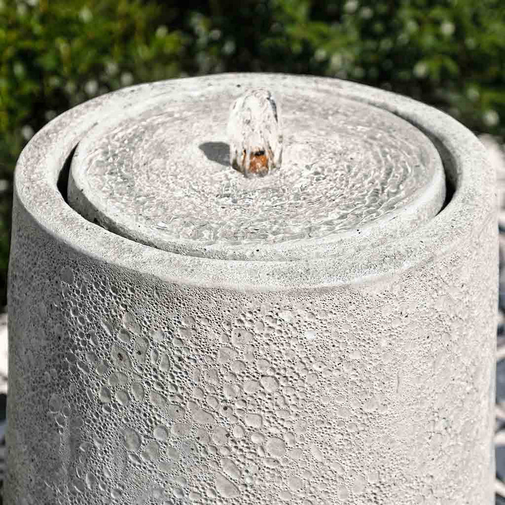 Large daralis fountain in white coral in action upclose.
