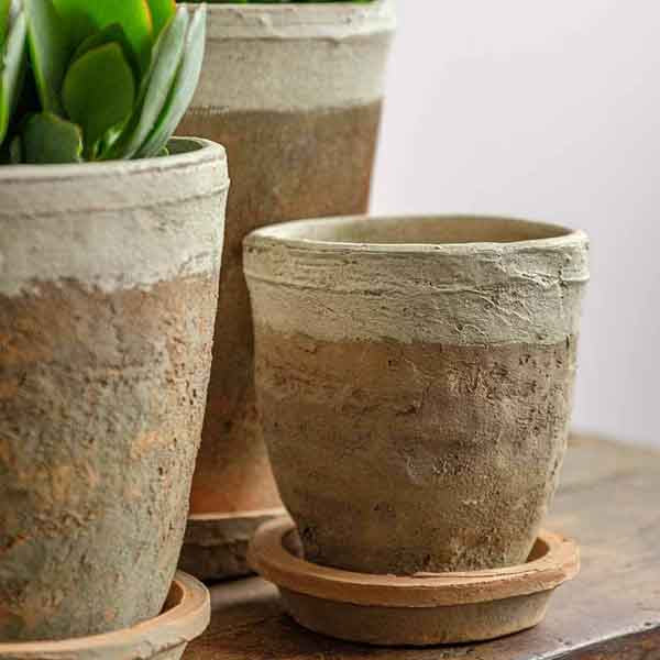 Farmer Pot Planter - Cotswold White - S/12 on the table against gray wall upclose