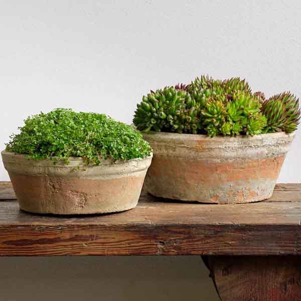 Farmers Pot Planter, Short Cotswold White S/8 on the table with gray background