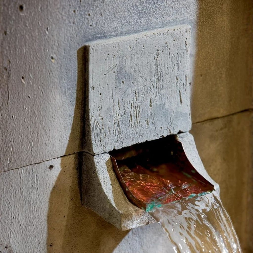 Moderne Fountain water falls upclose.