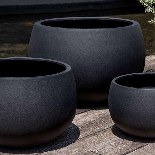 Norfolk Planter, Small in onyx black lite in the backyard