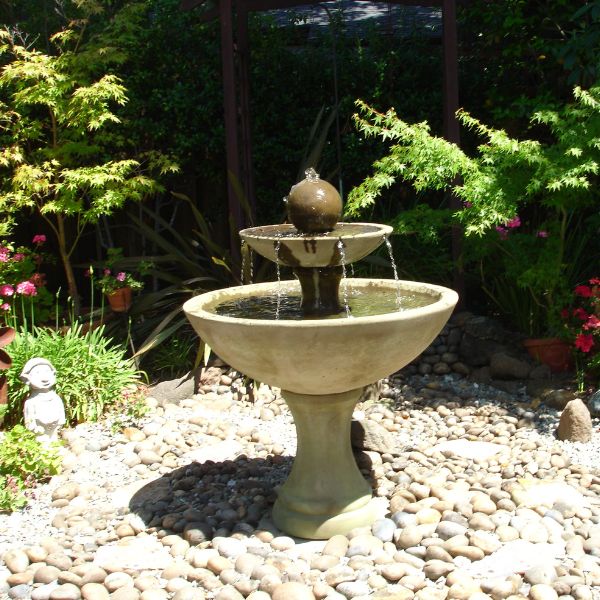 Ronde Two Tier Fountain in action in the backyard.