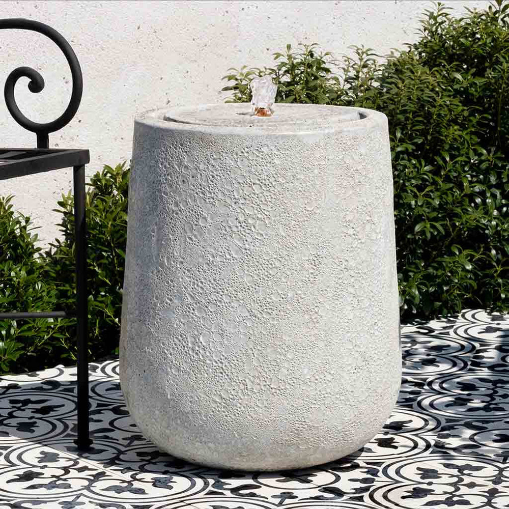 Large daralis fountain in white coral in action