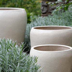 Ellesmere Planter S/3 Cream surrounded with plants in the backyard upclose