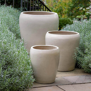 Ellesmere Planter S/3 Cream surrounded with plants in the backyard