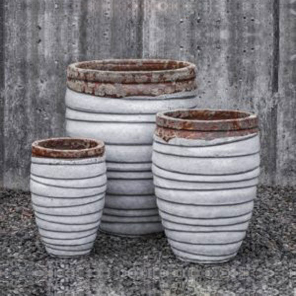 Guaracha Planer S/3 - Beachcomber White against concrete wall in the backyard.