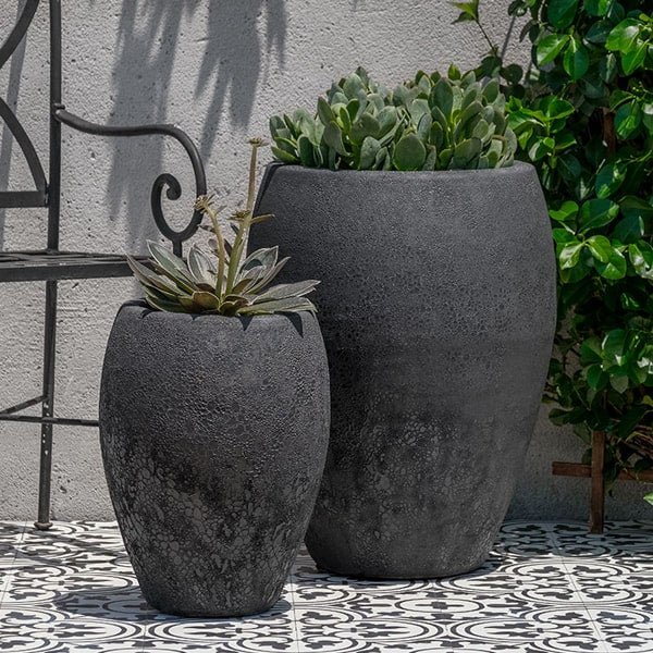 Jardim Plante Volcanic Coral filled with plants near a chair