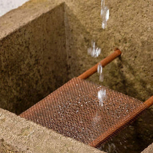 upclose relais fountain basin water running